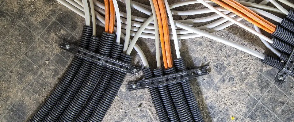 فاصله استاندارد کابل شبکه و کابل برق